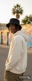 Homme portant un chapeau bob noir en polyester style urbain".