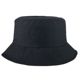 Homme portant un chapeau bob noir en polyester style urbain".